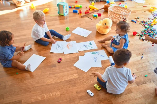 Adorable Group Toddlers Sitting Floor Drawing Using Paper Pencil Lots — Stock Photo, Image