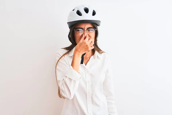 孤立した白い背景の上に眼鏡や自転車のヘルメットを身に着けている美しい実業家は 鼻の上に指で息を保持し 臭いや嫌な 耐え難い匂い何かを嗅ぐ 悪い匂いの概念 — ストック写真