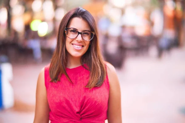 Joven Chica Hermosa Sonriendo Feliz Segura Caminar Parque Ciudad Pie — Foto de Stock