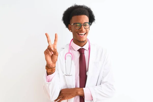 Joven Médico Afroamericano Con Estetoscopio Rosa Sobre Fondo Blanco Aislado — Foto de Stock