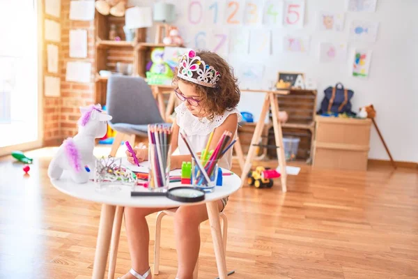 美しい幼児用眼鏡とプリンセスクラウン座って描画を使用して紙とマーカーペンで幼稚園 — ストック写真