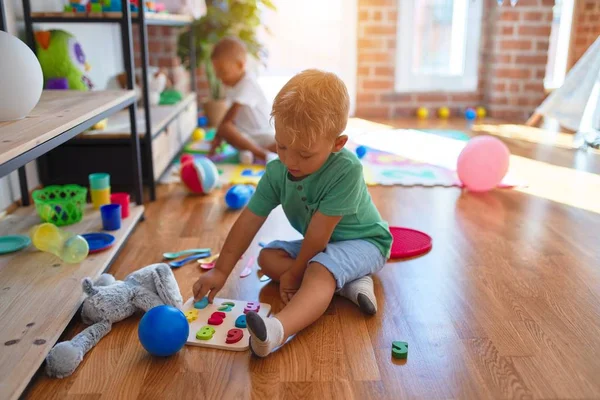 Schattige Peuters Spelen Rond Veel Speelgoed Kleuterschool — Stockfoto