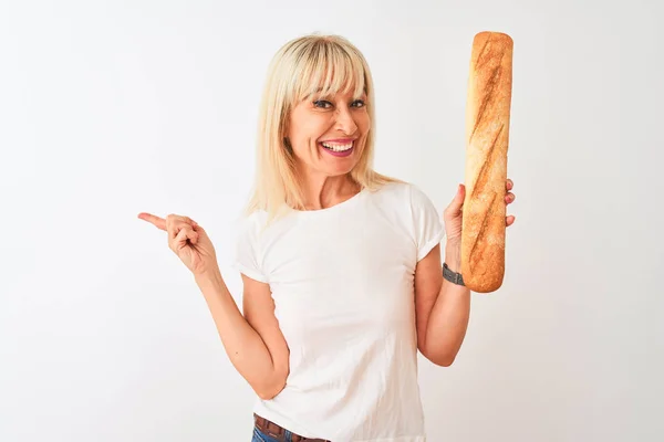 Středověká Pekařka Žena Drží Chléb Stojí Nad Izolované Bílé Pozadí — Stock fotografie