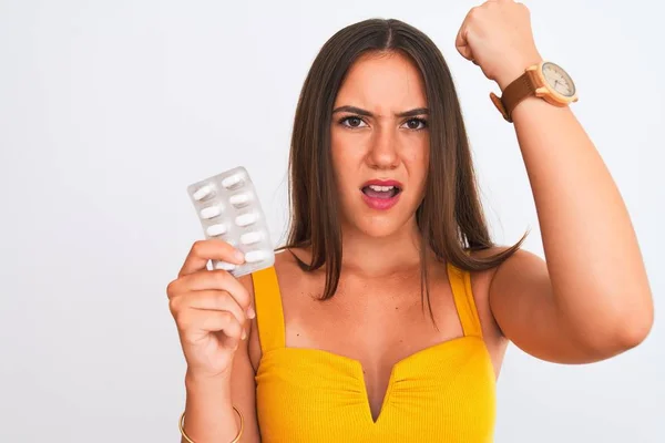 Menina Bonita Jovem Segurando Pílulas Medicina Sobre Fundo Branco Isolado — Fotografia de Stock