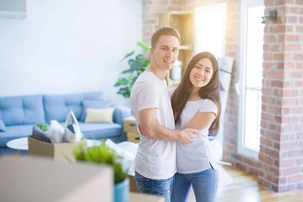 Jeune Beau Couple Câlin Nouvelle Maison Autour Des Boîtes Carton — Photo