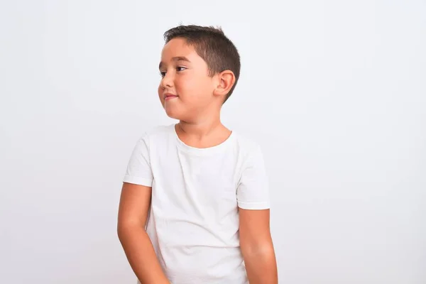 Piękny Chłopiec Ubrany Luźny Shirt Stojący Nad Odizolowanym Białym Tłem — Zdjęcie stockowe