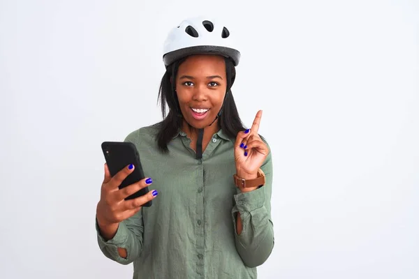 Jovem Afro Americana Usando Moto Helment Usando Smartphone Surpreso Com — Fotografia de Stock