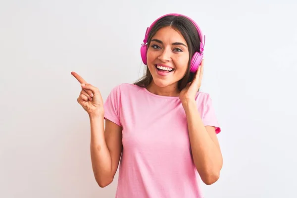 Νεαρή Όμορφη Γυναίκα Ακούγοντας Μουσική Χρησιμοποιώντας Ακουστικά Πάνω Από Απομονωμένο — Φωτογραφία Αρχείου