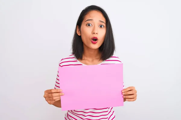 Joven Mujer China Hermosa Sosteniendo Pancarta Pie Sobre Fondo Blanco — Foto de Stock