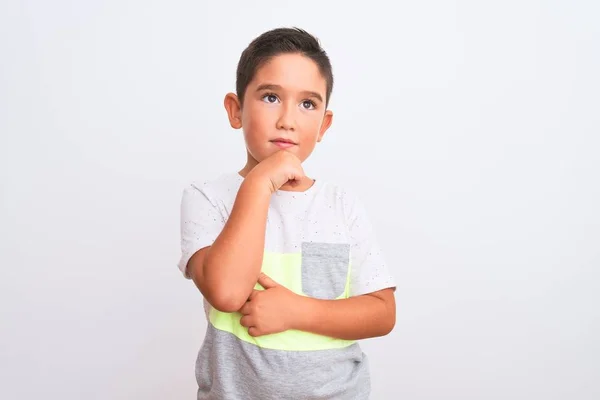 Hermoso Niño Con Camiseta Casual Pie Sobre Fondo Blanco Aislado — Foto de Stock