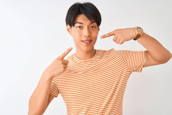 Joven Hombre Chino Vistiendo Casual Camiseta Rayas Pie Sobre Fondo — Foto de Stock
