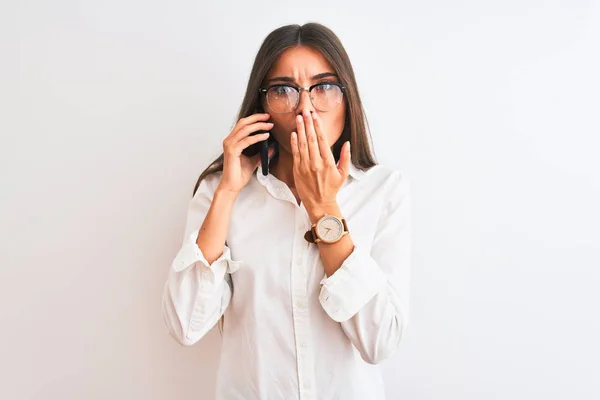 Ung Affärskvinna Bär Glasögon Talar Smartphone Över Isolerad Vit Bakgrund — Stockfoto