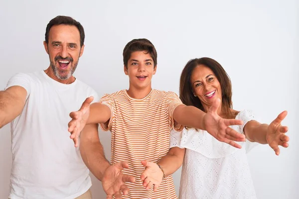 Dreiköpfige Familie Mutter Vater Und Sohn Vor Weißem Hintergrund Stehend — Stockfoto