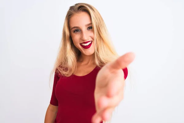 Jovem Mulher Bonita Vestindo Camiseta Vermelha Sobre Fundo Branco Isolado — Fotografia de Stock