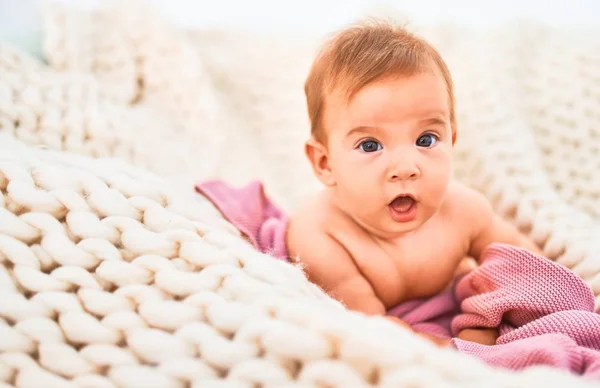 Bebê Adorável Deitado Sobre Cobertor Sofá Casa Recém Nascido Relaxante — Fotografia de Stock