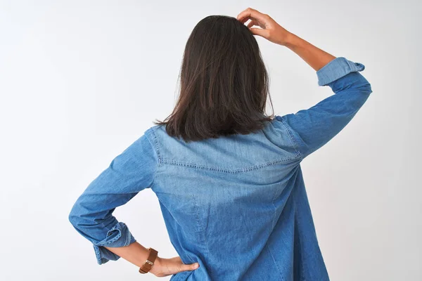 Joven Mujer China Con Camiseta Rayas Camisa Mezclilla Sobre Fondo — Foto de Stock