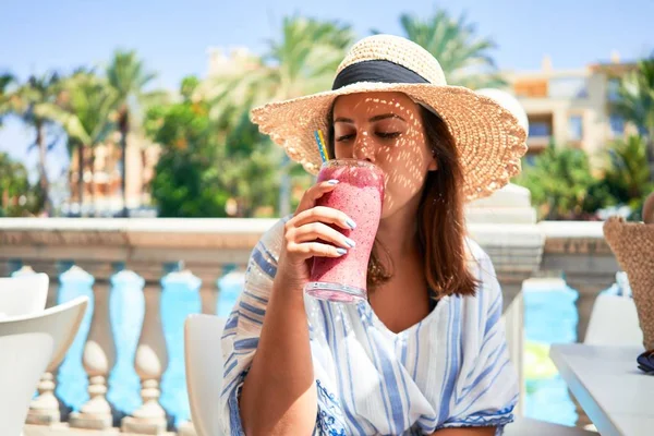 美しい女性はホテルのリゾートでバープールに座って健康的なスムージーを飲む Enyojing夏の休暇 — ストック写真