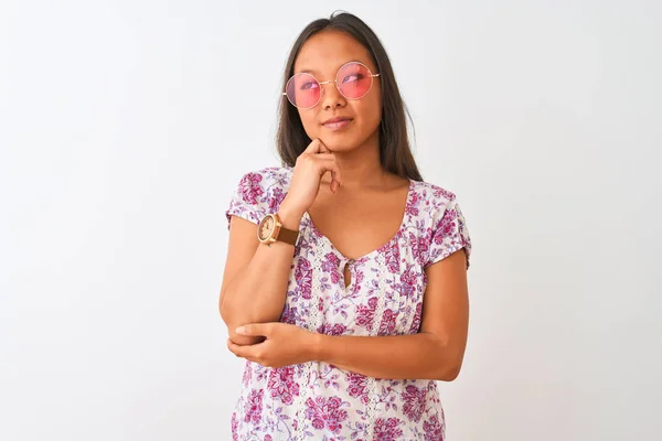 Jonge Chinese Vrouw Draagt Bloemen Shirt Roze Bril Geïsoleerde Witte — Stockfoto