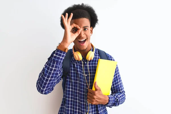 Afroamerikansk Student Man Bär Hörlurar Ryggsäck Över Isolerad Vit Bakgrund — Stockfoto