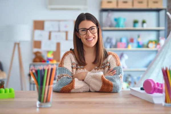 Giovane Bella Insegnante Donna Indossa Maglione Occhiali Seduto Sulla Scrivania — Foto Stock