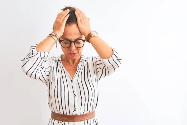 Geschäftsfrau Mittleren Alters Mit Gestreiftem Kleid Und Brille Vor Isoliertem — Stockfoto