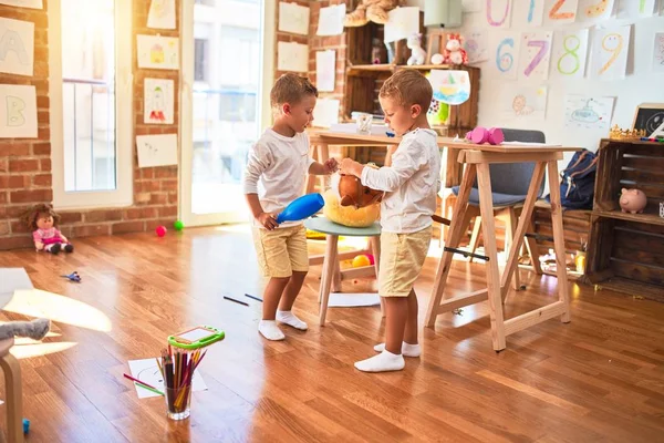 Entzückende Blonde Zwillinge Spielen Kindergarten Mit Pferdespielzeug Mit Stöckchen Herum — Stockfoto