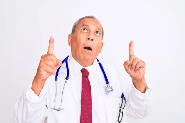 Senior Grey Haired Doctor Man Bär Stetoskop Stående Över Isolerad — Stockfoto