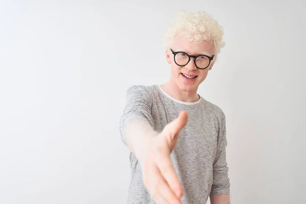 Mladý Albín Blonďatý Muž Pruhovaném Tričku Brýlích Izolovaném Bílém Pozadí — Stock fotografie