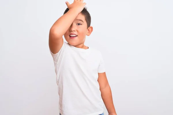 Красивый Мальчик Повседневной Футболке Стоял Изолированном Белом Фоне Удивленный Рукой — стоковое фото