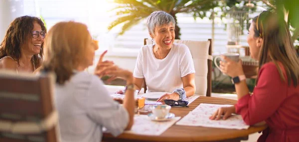 Jong Mooi Meisje Glimlachen Gelukkig Zelfverzekerd Zitten Dinking Kopje Koffie — Stockfoto