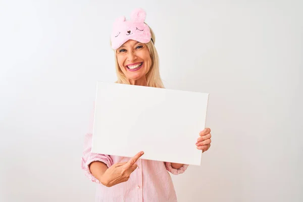 Mujer Mediana Edad Con Máscara Sueño Pijama Sosteniendo Pancarta Sobre — Foto de Stock