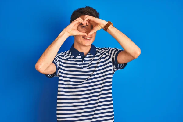 Adolescente Niño Usando Casual Camiseta Pie Sobre Azul Aislado Fondo — Foto de Stock