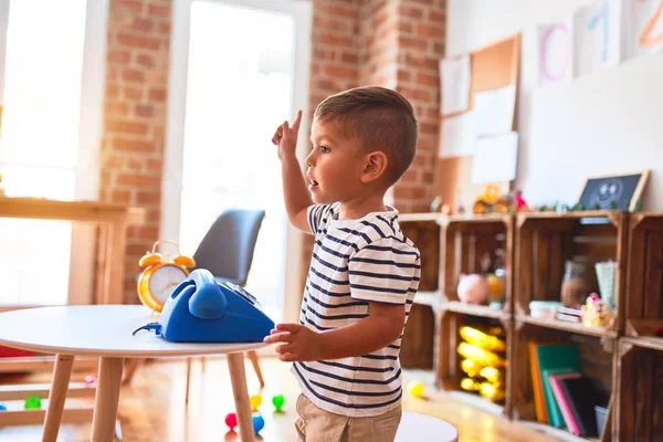 可爱的幼儿在幼儿园玩老式蓝色电话 — 图库照片