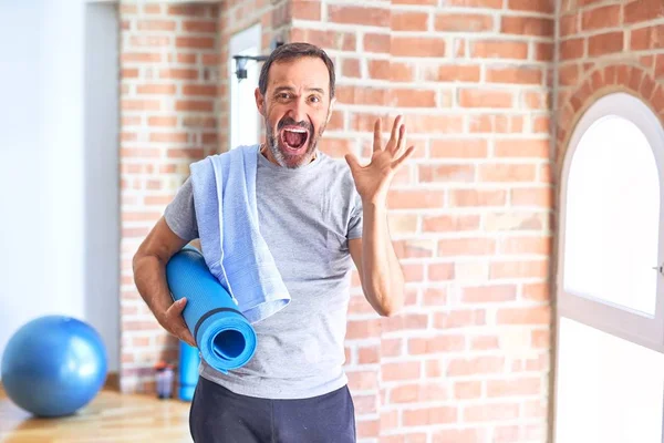 Medelålders Stilig Idrottsman Håller Matta Och Handduk Står Innan Träna — Stockfoto