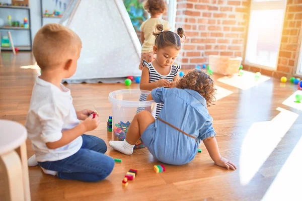 Adorável Grupo Crianças Brincando Com Muitos Brinquedos Jardim Infância — Fotografia de Stock