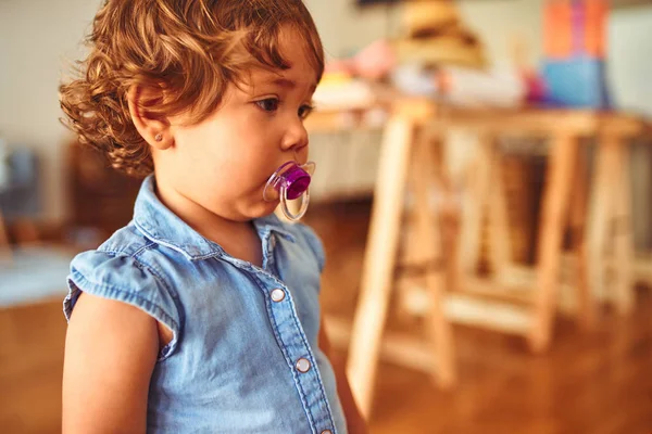 Schöne Kleinkind Mädchen Trägt Blaues Jeanshemd Das Mit Schnuller Auf — Stockfoto