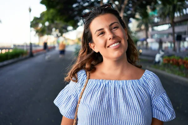 Jovem Mulher Bonita Sorrindo Feliz Andando Nas Ruas Cidade Dia — Fotografia de Stock