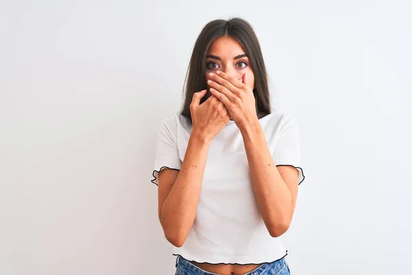 Joven Hermosa Mujer Con Camiseta Casual Pie Sobre Fondo Blanco — Foto de Stock