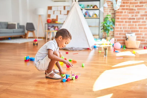 Schöne Afrikanisch Amerikanische Kleinkind Spielt Mit Holzklötzen Eisenbahn Spielzeug Viele — Stockfoto