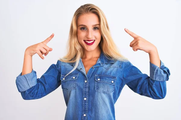 Junge Schöne Frau Lässigem Jeanshemd Vor Isoliertem Weißem Hintergrund Lächelnd — Stockfoto