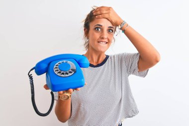 Arka planda klasik retro telefonu tutan genç, kızıl saçlı bir kadın elleri başının üstünde, utanç ve şaşkınlık dolu, sinirli ve hayal kırıklığına uğramış bir halde. Hata için korku ve üzüntü.