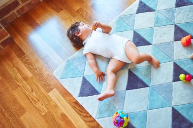 Küçük tatlı bir kızın portresi. 