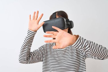 VR seti olan genç bir kadının portresi