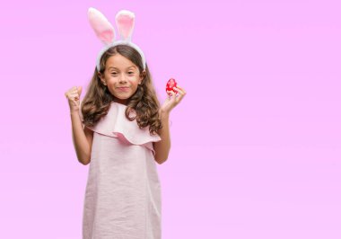 Duygu tezahürat Paskalya tavşan gurur çığlık ve zafer ve başarı çok heyecanlı, kutluyor kulakları giyen esmer Latin kız