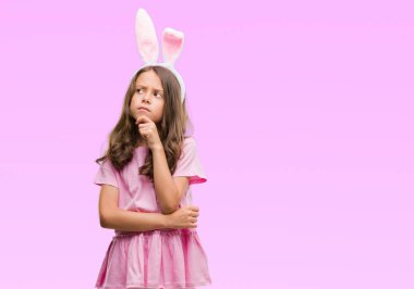 Paskalya Tavşan kulağı ciddi bir yüz düşünme hakkında soru, çok karışık fikir giyen esmer Latin kız