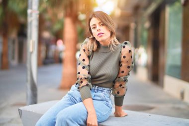 Mutlu ve kendinden emin gülümseyen genç ve güzel bir kadın. Şehir caddesinde ayakta ve yürüyorum.