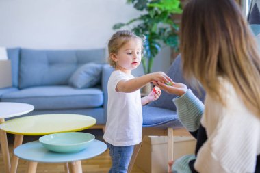 Çilek yiyen onu genç güzel anne ile Lovely yürümeye başlayan çocuk kız