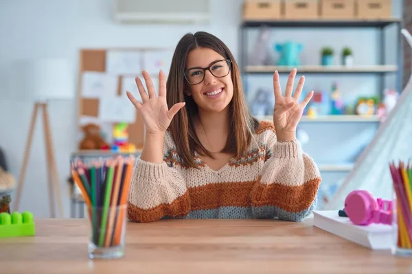 Wanita Muda Yang Cantik Mengenakan Sweater Dan Kacamata Duduk Meja — Stok Foto