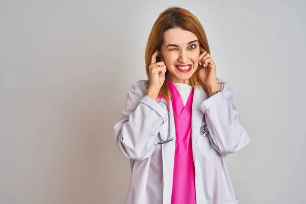 Mulher Médica Ruiva Caucasiana Vestindo Estetoscópio Rosa Sobre Fundo Isolado — Fotografia de Stock