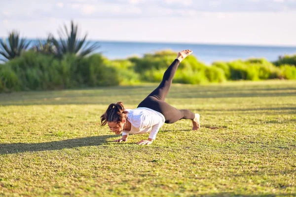 Jeune Belle Sportive Pratiquant Yoga Coach Enseignant Pose Chien Orientée — Photo